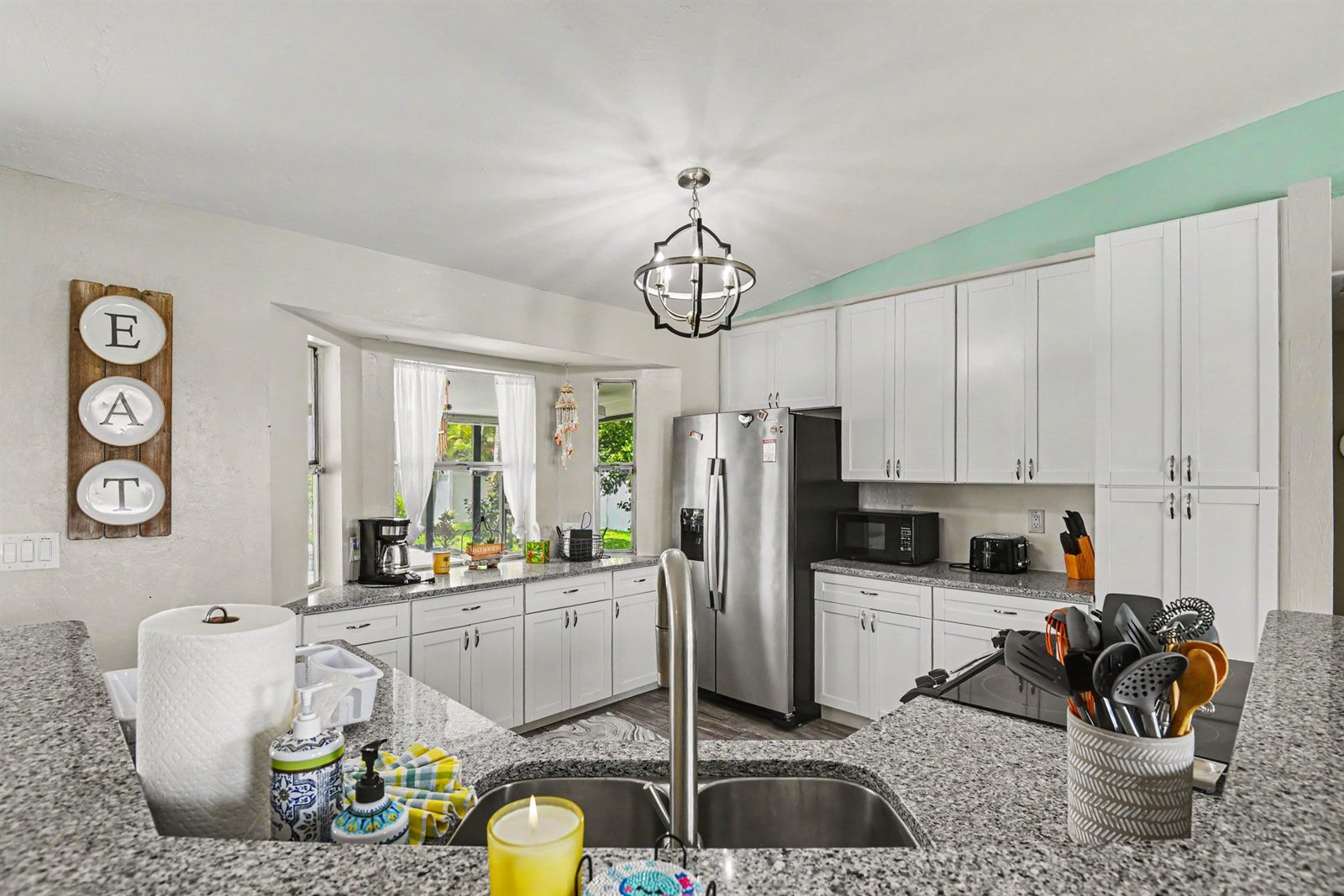 Kitchen with breakfast bar